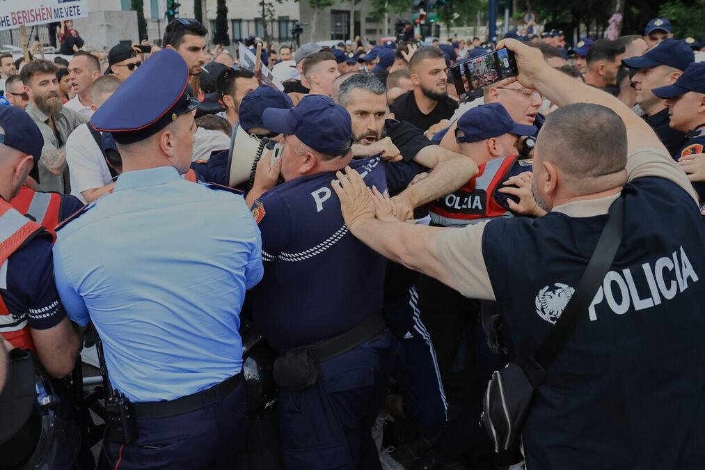 POLITIČKI SPIN NEZADOVOLJNIH LICA: Protesti u Albaniji zbog investicija - Gosti "Puls Srbije vikend" o Generalštabu i propuštenim šansama