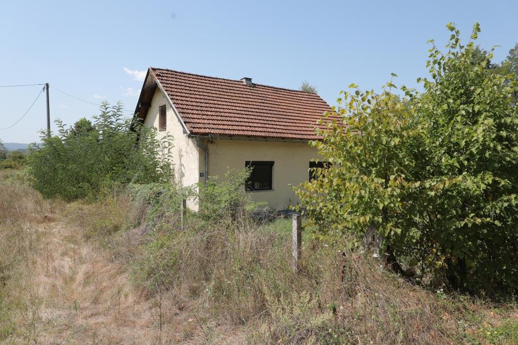 "NIJE DOLAZILA DOK JOJ OTAC BIO ŽIV, NIJE GA VOLELA, SAD KUĆU HOĆE DA PRODA" Meštani iz rodnog mesta pevačice opleli: Misli da je najbogatija...