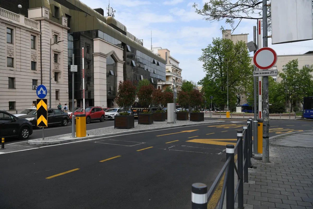 "Hitna pomoć ne bi mogla da priđe": Postavljene ograde od Trga do Slavije, građani besni na mrežama jer moraju da ih preskaču da stanu na trotoar (VIDEO)