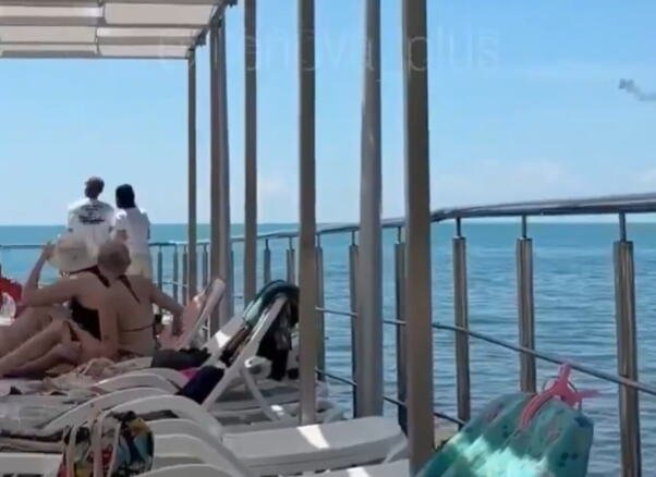 DRAMATIČAN SNIMAK UKRAJINSKOG NAPADA NA RUSIJU, IMA MRTVIH: Ljudi se sunčaju, a onda čuju ZLOSLUTNI ZVUK, usledila je strahovita EKSPLOZIJA (VIDEO)