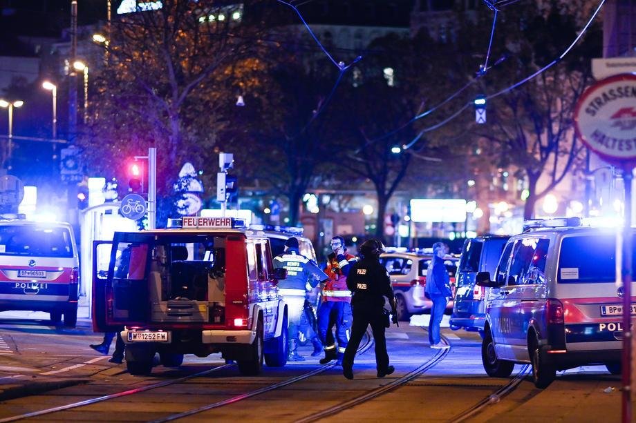 UČITELJ (29) UBIO KOLEGINICU (28), PA SEBE! Više puta je ubo u vrat, pa je upucao u glavu s tri metka, seo u auto pa se zakucao u drvo! Policija otkrila MOTIV