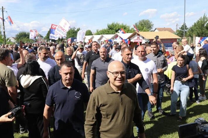 "NEMA IGRANJA OKO VOJVODINE" Miloš Vučević na narodnom skupu u Savinom Selu koje su blokaderi targetirali: Naš izbor je jasan - ujedinjena Srbija! (FOTO)