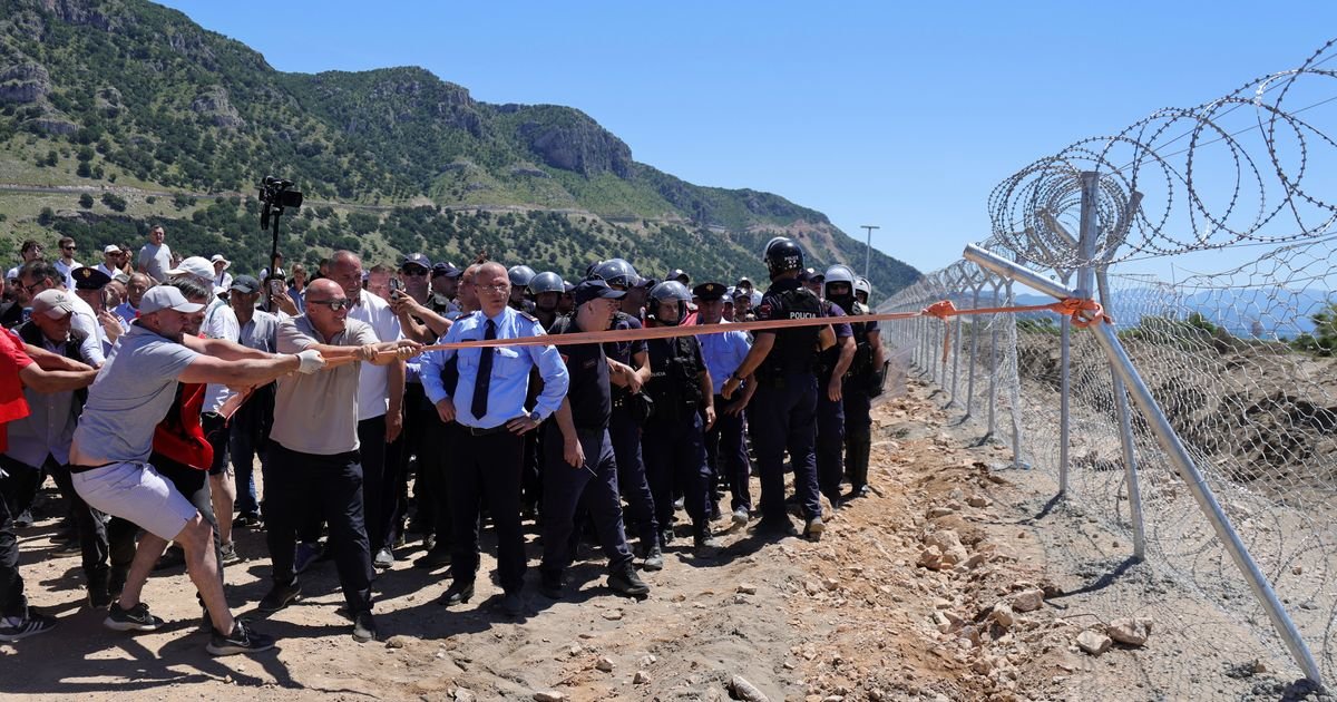 Situacija u Albaniji na tački ključanja: Demonstranti srušili ogradu oko gradilišta odmarališta Trampovog zeta