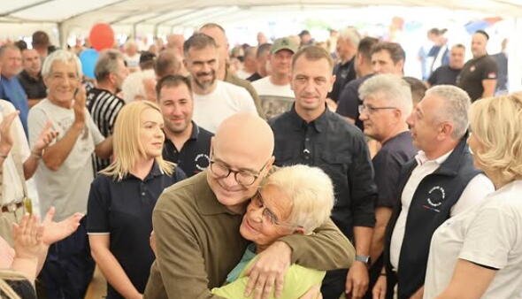 NEMA PREDAJE! NAROD ODLUČUJE NA IZBORIMA Građani u Deronjama dali podršku politici predsednika Vučića! Vučević: Vreme je da im Srbija odgovori za svo zlo