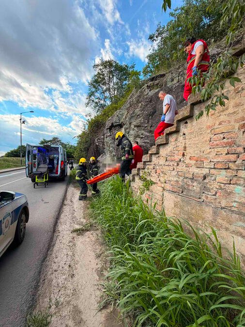 DRAMA ISPOD PETROVARADINSKE TVRĐAVE! Vatrogasci spasavali muškarca iz starog železničkog tunela: Zadobio povrede, hitno prevezen u bolnicu (FOTO)