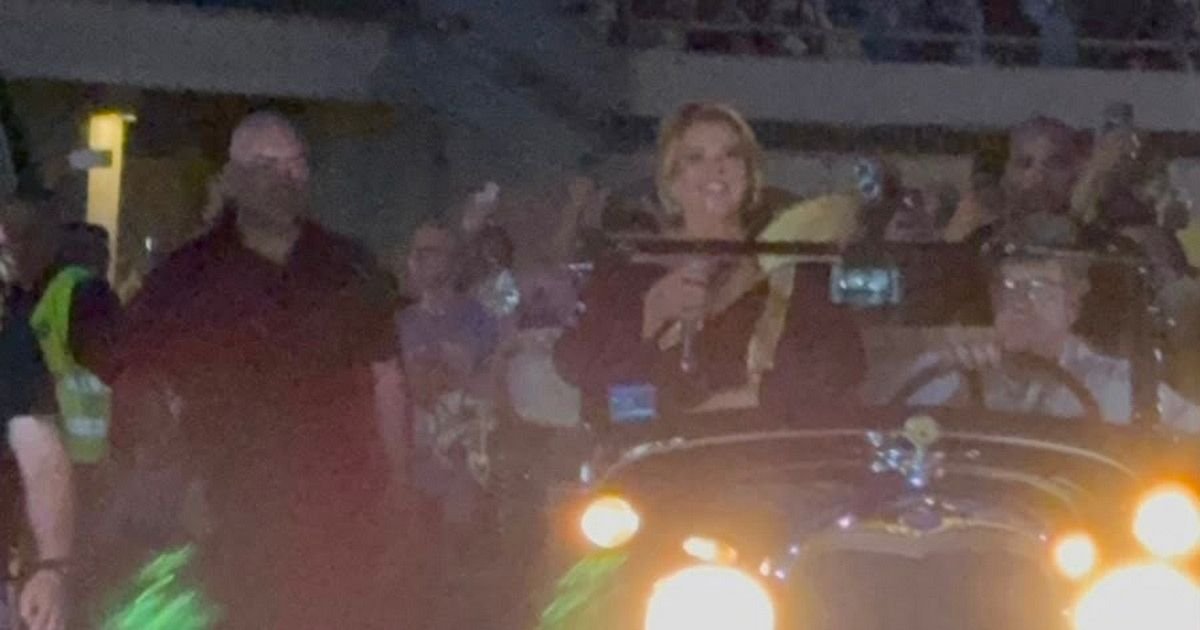 Ćana stigla na koncert u oldtajmeru: Publika na Tašmajdanu u transu, pevačica zapevala iz automobila svoj hit