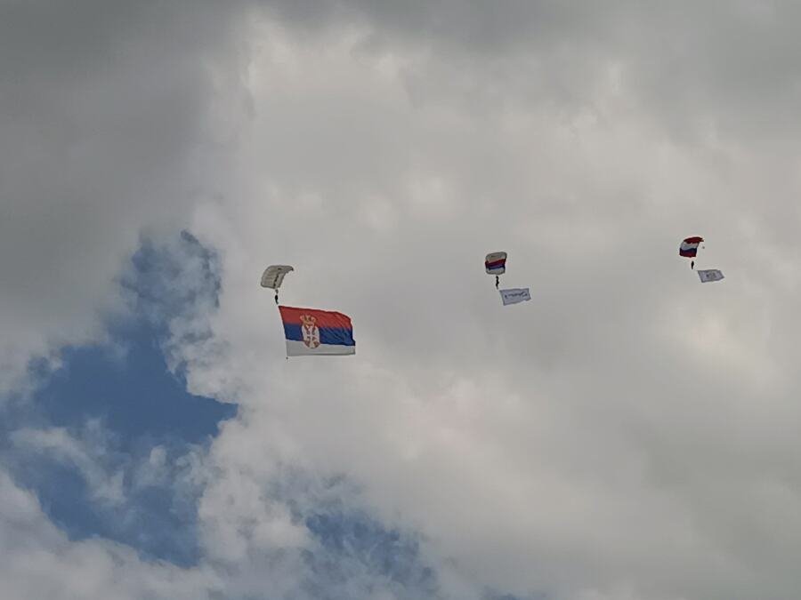 SPEKTAKL NA NEBU IZNAD KRAGUJEVCA! U čast Mihaila Petrovića: Tutnjali borbeni avioni i helikopteri, razvijena srpska trobojka od čak 108 kvadrata (FOTO/VIDEO)