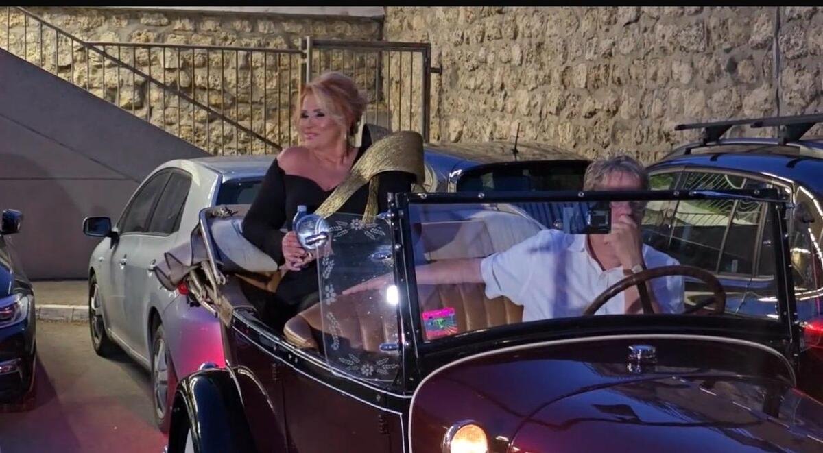 ĆANA ULETELA NA KONCERT U OLTAJMERU! Publika na Tašmajdanu poludela, pevačica zapevala iz automobila svoj hit: Pogledajte neviđenu scenu (VIDEO)