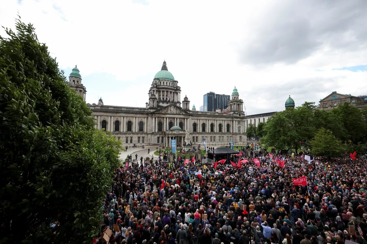 (FOTO) Hiljade ljudi u Belfastu: Okupljeni osuđuju antiimigrantske nerede
