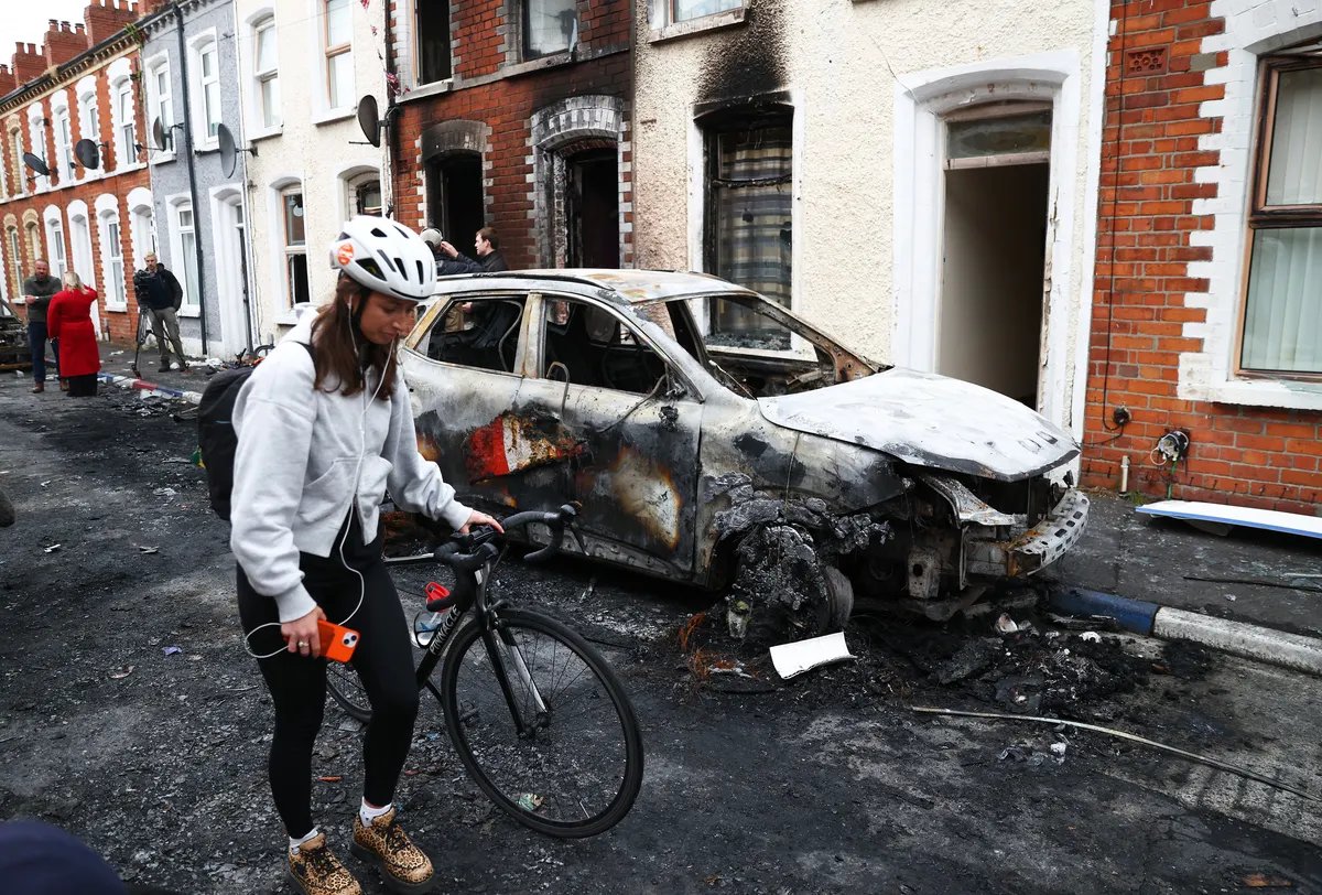 Hiljade ljudi u Belfastu demonstrirale kako bi osudile antiimigrantske nerede