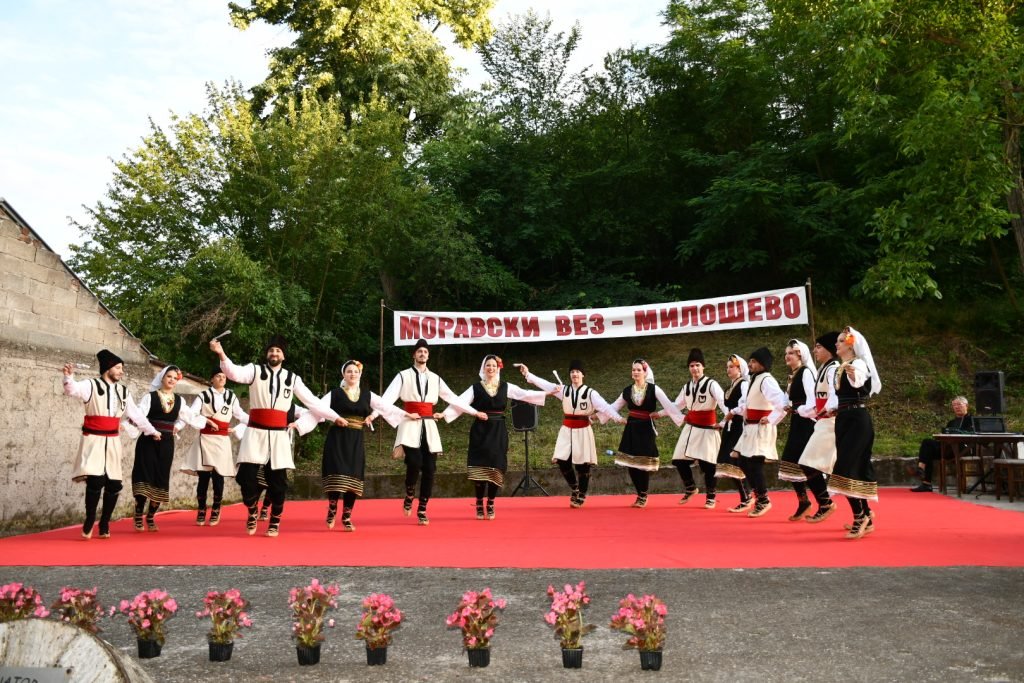 MORAVSKI VEZ: Folkloraši iz Jagodine prikazali bogatstvo narodnog nasleđa