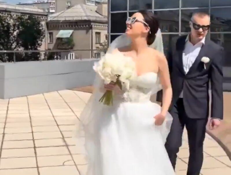 HOROR NA SVADBI U UKRAJINI, ŠOKANTAN SNIMAK! Ruski dron eksplodirao iznad glava mladenaca, prestravljena nevesta zavapila: "Jao, mama!" (VIDEO)