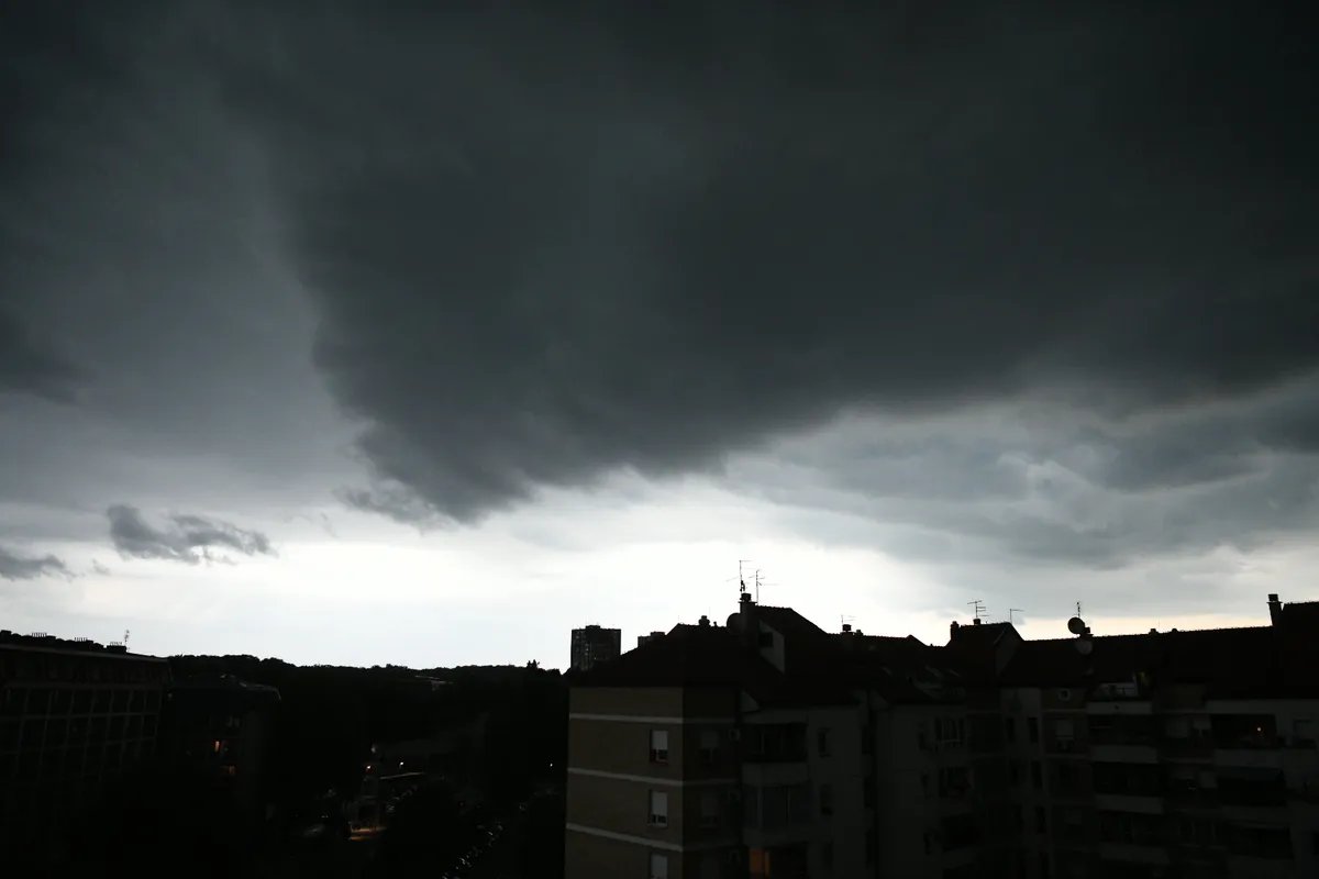 Izdato upozorenje na grmljavinske nepogode: Evo kad snažno nevreme stiže u Srbiju i kad zahvata Beograd