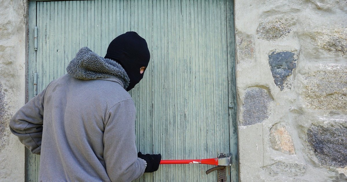 Kako da ne postanete laka meta: Trikovi kojima provalnici proveravaju da li ste kući, ova sitnicu vas odaje
