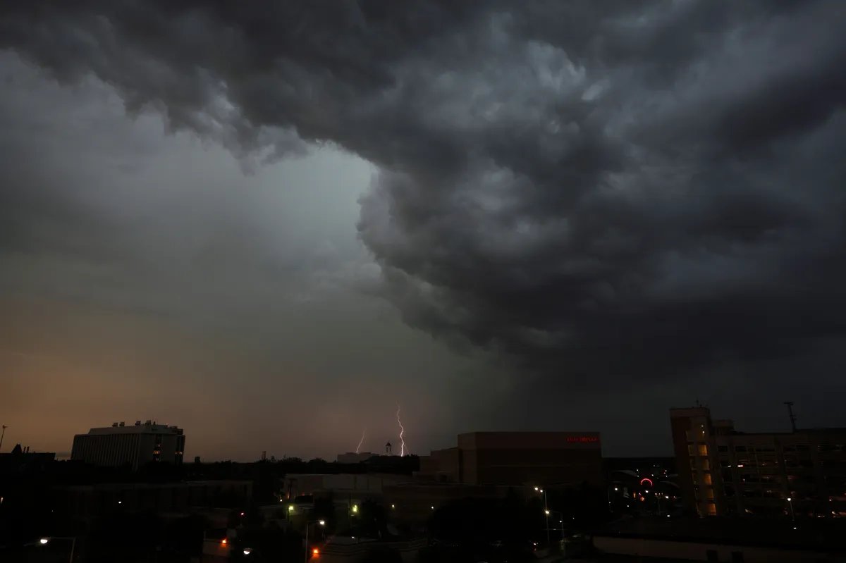 Šta je tačno linijska oluja na koju upozorava RHMZ: Opasan meteorološki fenomen se približava Beogradu