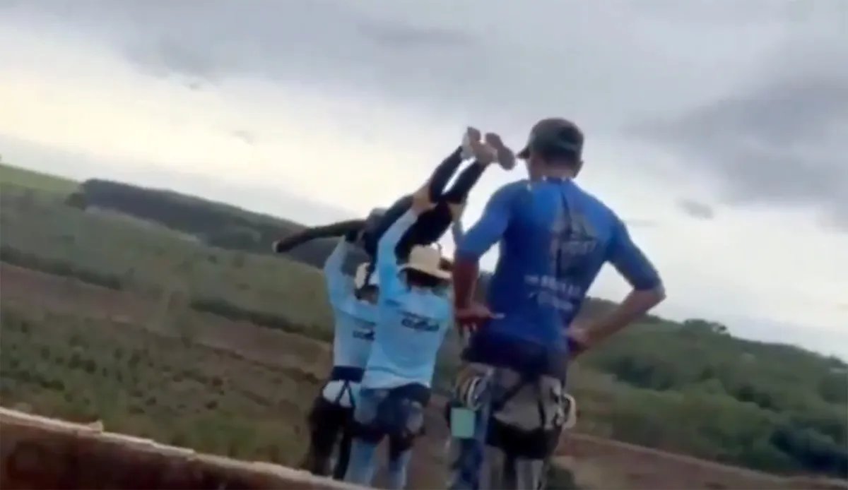 VIDEO Tragedija u Brazilu: Devojka (21) poginula nakon što su je gurnuli sa mosta bez sigurnosnog užeta