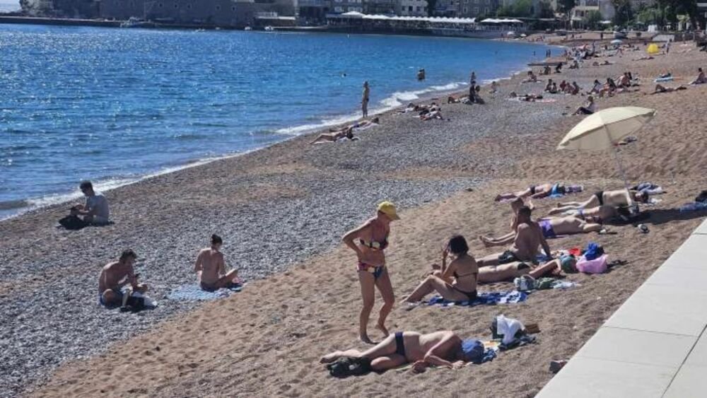 ŽENA NA PLAŽI U CRNOJ GORI ŠOKIRALA LJUDE: Ne kupa se, SVI GLEDAJU ŠTA DRŽI U RUKAMA - "ovo je kraj sveta" (VIDEO)