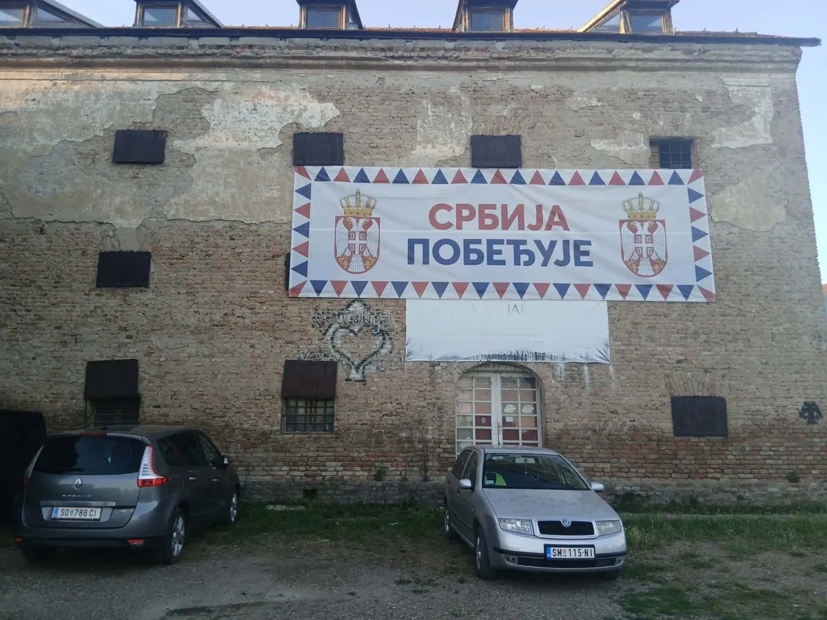 Skandal u Sremskoj Mitrovici: Baner "Srbija pobeđuje" osvanuo na zaštićenom spomeniku kulture iz 18. veka