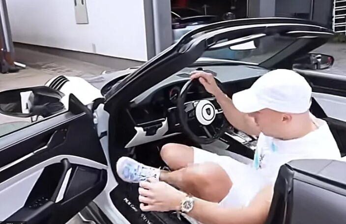 UNIŠTEN AUTO BAKE PRASETA OD 700.000 EVRA: Jutjuber se požalio: Prozori, migavci, sve....