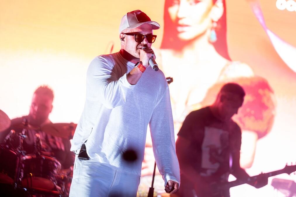 SPEKTAKL U STAROJ PAZOVI: Otvoren Karavan Youth Fest, Tropiko bend zapalio masu - Iva Grujin lansirala novi hit!