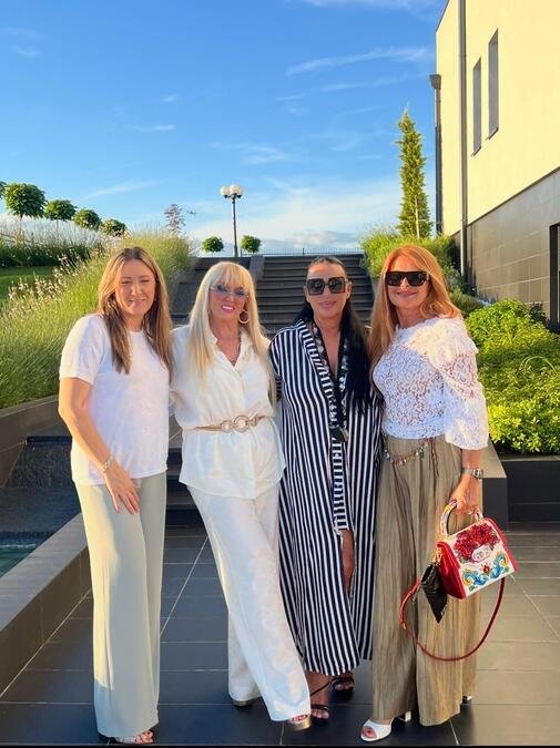 MARTA SAVIĆ ORGANIZOVALA BRANKI SOVRLIĆ PROSLAVU ROĐENDANA U SVOJOJ VILI! Dekoracija u roze boji, a na zidu posebno iznenađenje (FOTO)