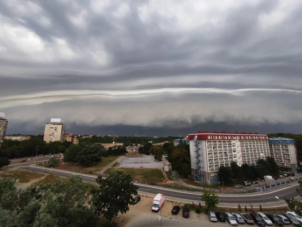 Izdato upozorenje: Snažno nevreme sa grmljavinom, olujnim vetrom i gradom stiže u Srbiju