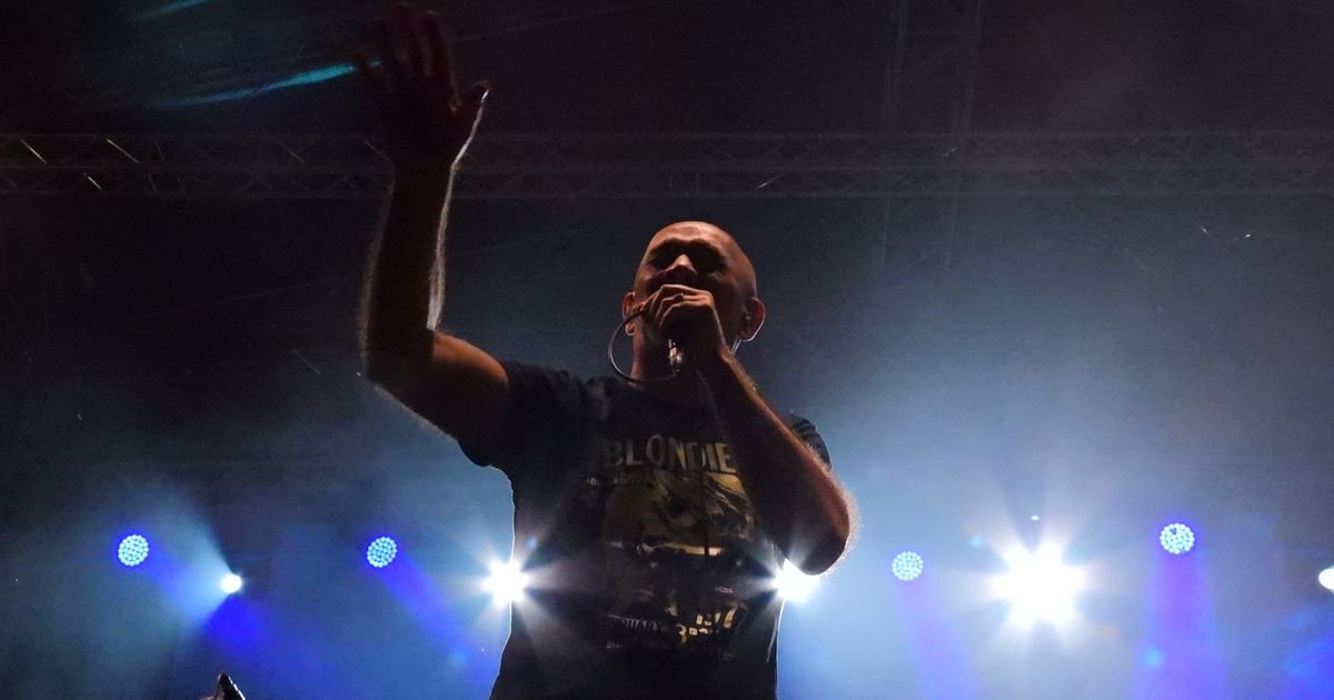 "Ne idemo nigde, ima nas gomila!": Goblini sa Savršenim marginalcima zapalili Luku Beograd