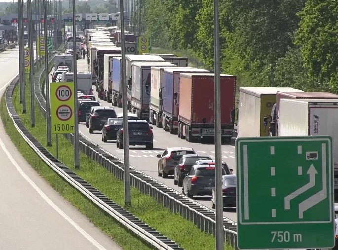 Teretnjaci na izlazu iz Srbije na prelazima Batrovci i Šid čekaju po četiri sata