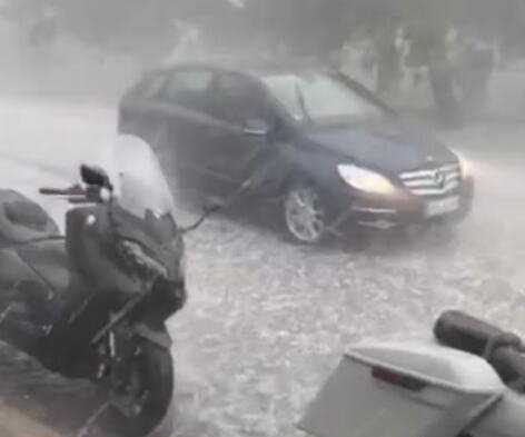 NEVREME IZAZVALO HAOS U SUBOTICI! PRST PRED OKOM SE NE VIDI: Jak pljusak, tuče i grad, automobil jedva prolazi ulicom! Jezivi prizori i kod Bačke Topole (VIDEO)