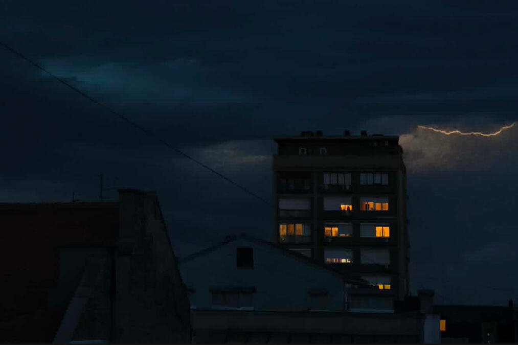 OLUJNO NEVREME STIGLO U BEOGRAD! SEVA I PLJUŠTI NAD PRESTONICOM, NEBO SE ZACRNILO! Oluja i u Zemunu, munje cepaju nebo (VIDEO)