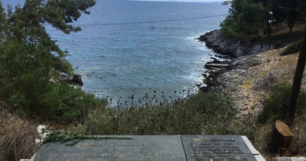 Đaci Trinaeste beogradske gimnazije na putu od "Plave grobnice do Kapije slobode"