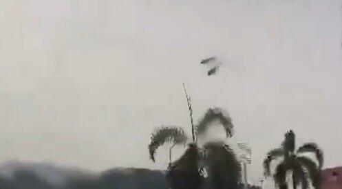 HOROR SNIMAK, SUDARILA SE DVA HELIKOPTERA U VAZDUHU! Poginuli SVI putnici, kamera zabeležila trenutak kada se letelice zakucavaju iznad Rija (VIDEO)