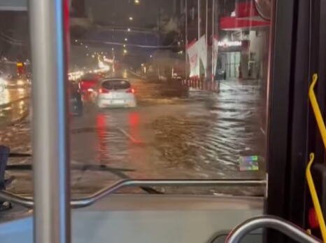 TOTALNI KOLAPS U BEOGRADU NAKON NEVREMENA: Ulice pod vodom, saobraćaj u ovim delovima prestonice STAO! (VIDEO)