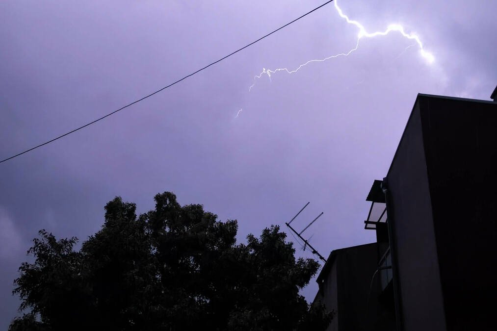 UKINUTA VANREDNA SITUACIJA ZBOG NEVREMENA! Posle oluje, grada i jakog vetra oglasio se MUP