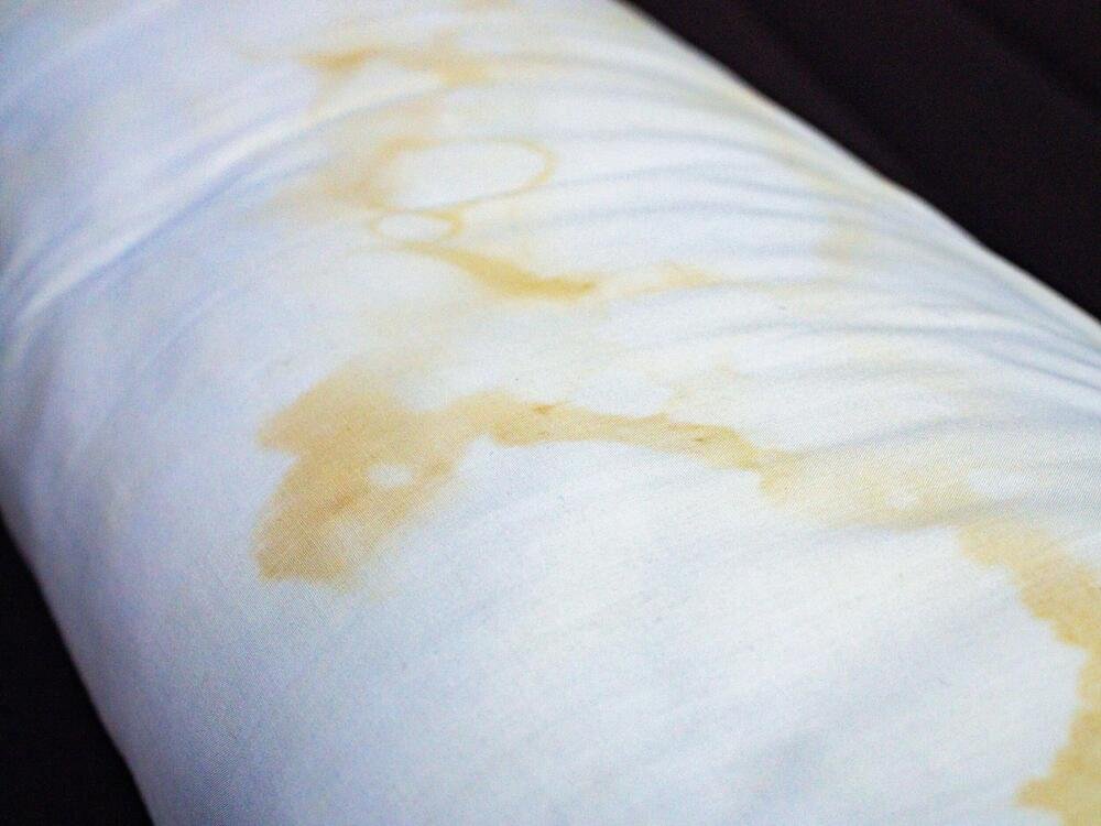 Žute jastuke ne bacajte: Jedna mešavina od četiri sastojka vraća im belinu kao da ste ih juče kupili
