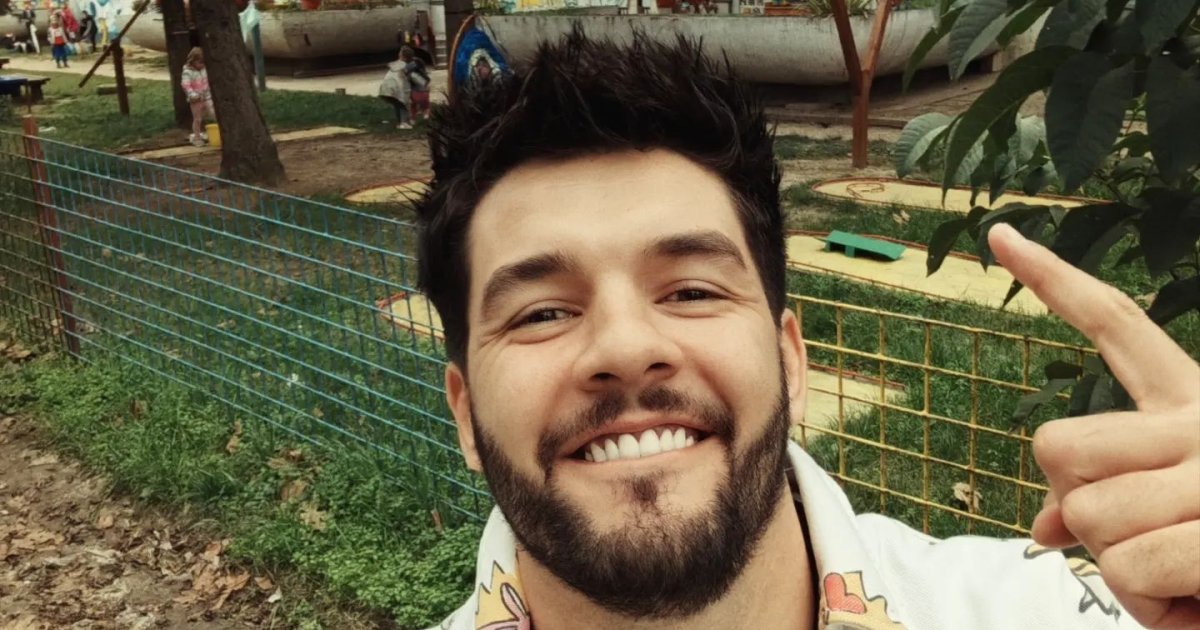 Stevan Piale raznežio sve slikom svojih naslednica: Sestre čuvaju malu Nađu, sve stalo u očeve tri reči