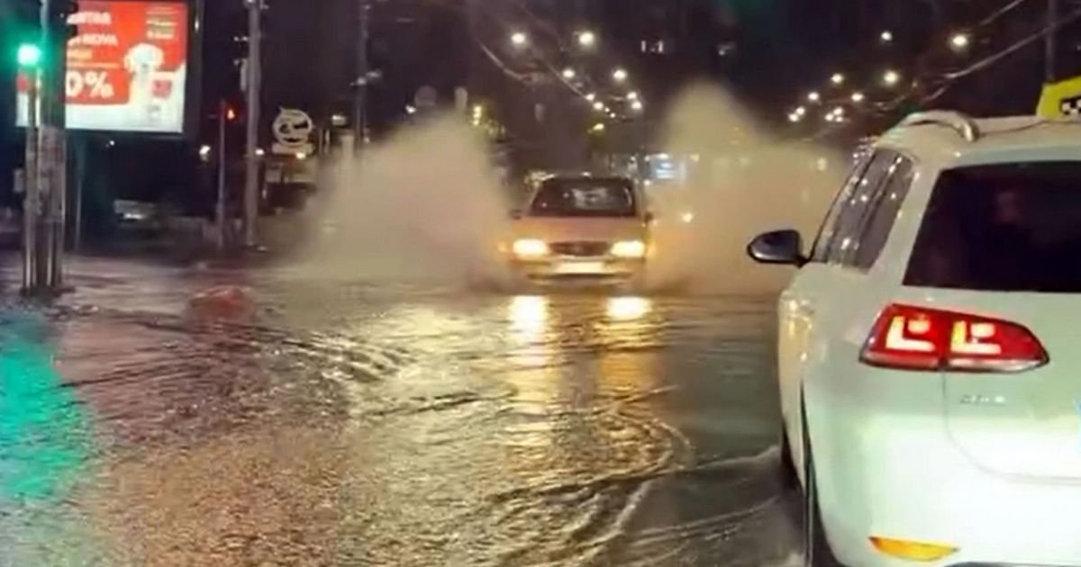 Influenser usled haosa! Snimao bujice na beogradskim ulicama: Njegova devojka preplašena "Noge su mi mokre"