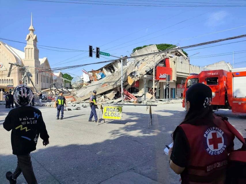 CRNI BILANS STRAVIČNOG ZEMLJOTRESA: Više od 60 mrtvih na Filipinima, a ono što je potres uradio sa dnom okeana PRESTRAŠILO JE PLANETU! (FOTO)