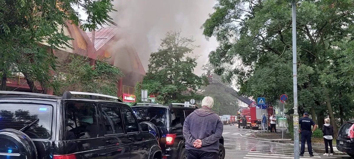 Pogledajte prve fotografije ogromnog požara u TC Enjub na Novom Beogradu: Na terenu više od 40 vatrogasaca, gori krov, crni dim vidi se iz svih delova grada FOTO, VIDEO