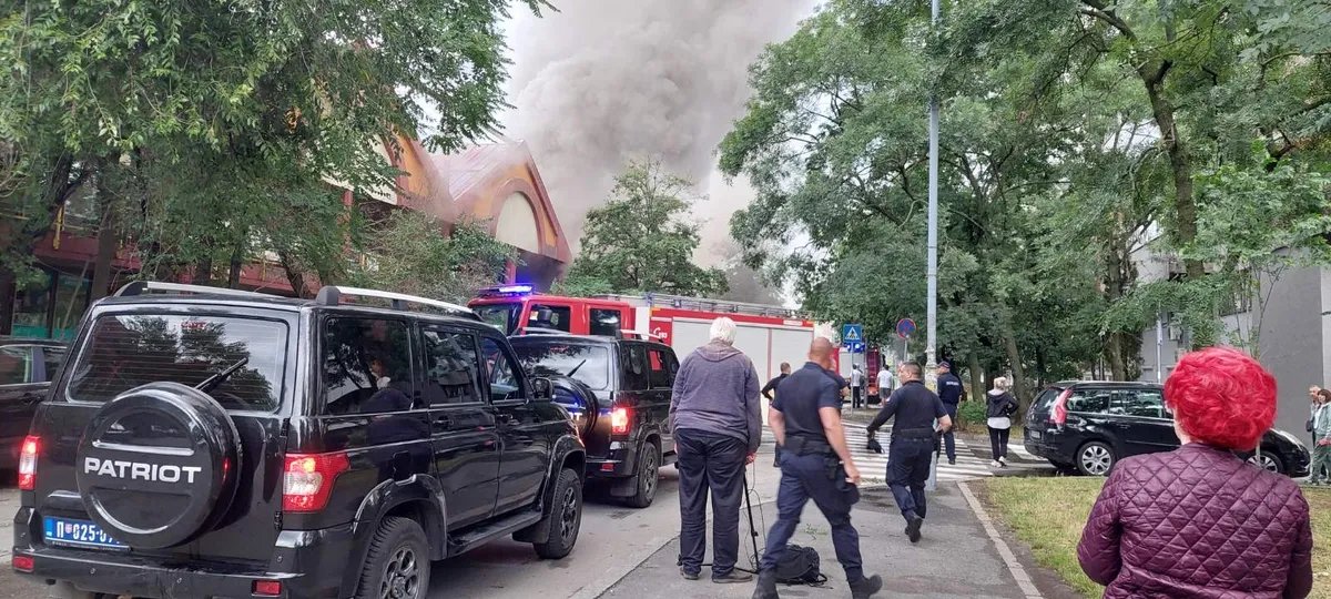 Veliki požar u tržnom centru "Enjub" na Novom Beogradu FOTO