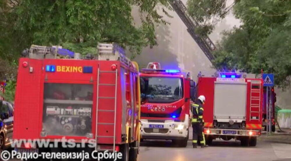 GORI TRŽNI CENTAR NA NOVOM BEOGRADU! Vatrena stihija guta lokale i krov, 40 vatrogasaca na terenu (VIDEO)