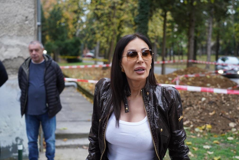 "KAD STOJI, KAO DA JOJ JE MOTKA U LEĐIMA" Ceca Ražnatović prozvala koleginicu usred emisije - ona joj odmah odbrusila: Ozbiljna sam, motka je zakon!