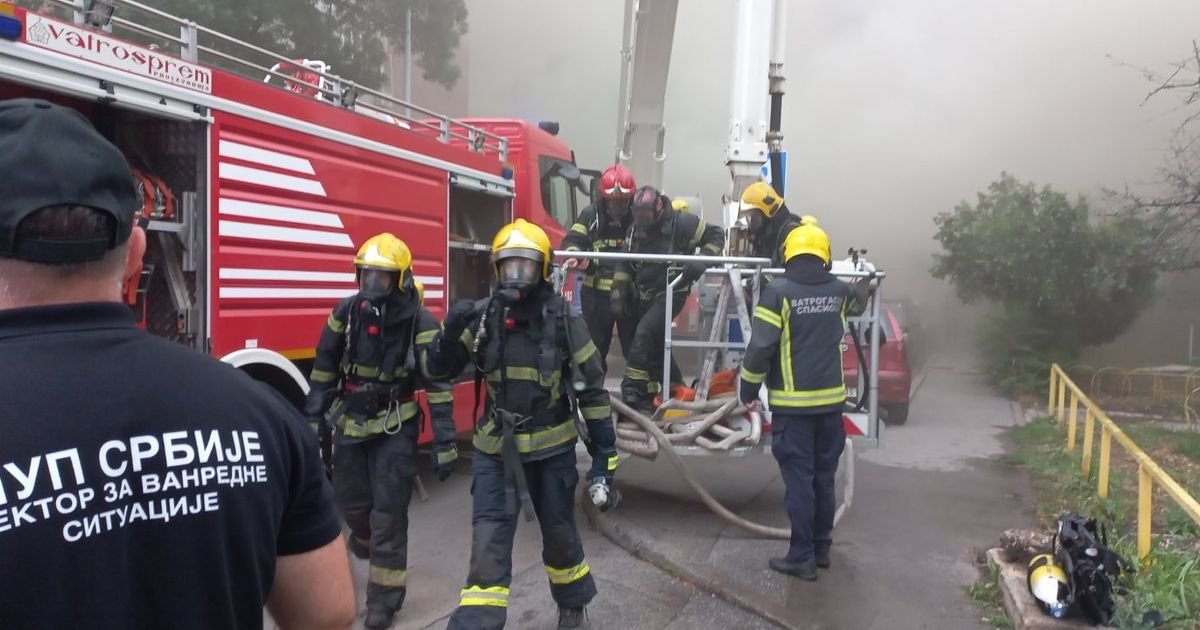 OVAKO IZGLEDA BUKTINJA NA NBGD: Vatrogasci uleteli u gust dim, borba za TC Enjub traje dva sata! (FOTO)