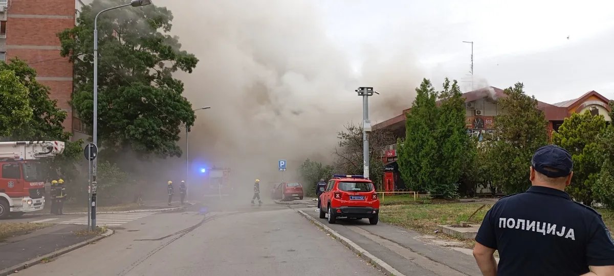 (FOTO, VIDEO) N1 na mestu požara u TC Enjub: Vatrogasci više od dva sata gase vatru, gust dim se vije iznad Bloka 45