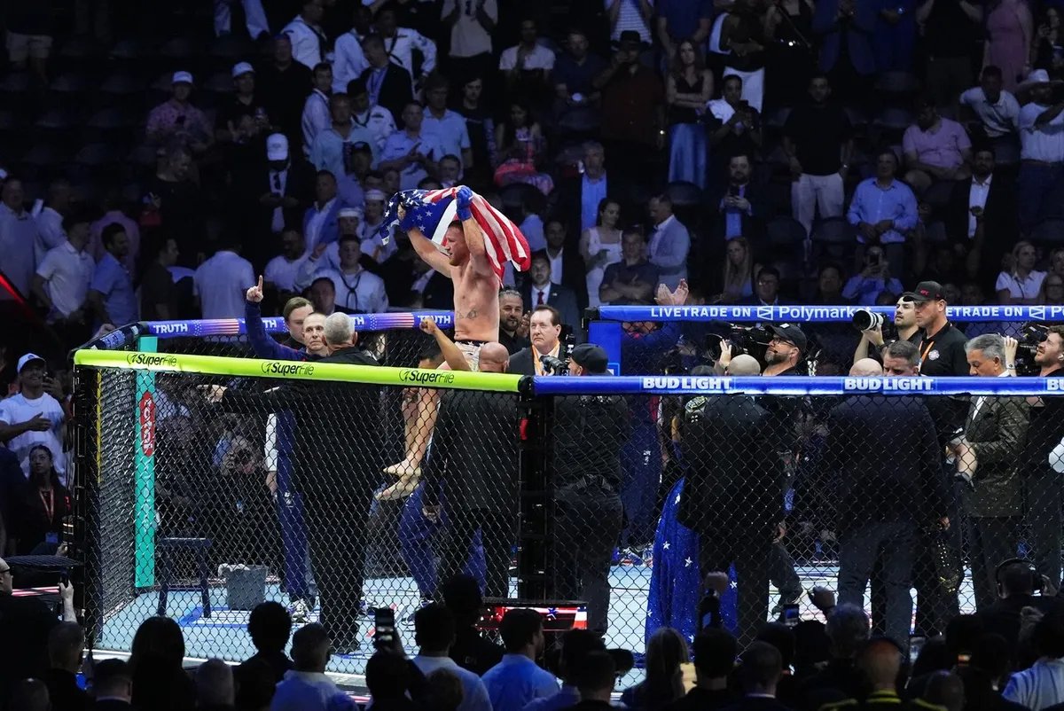 VIDEO Predao se usred meča u Beloj kući: Sedeo na stolici, a onda je odlučio da šokira UFC