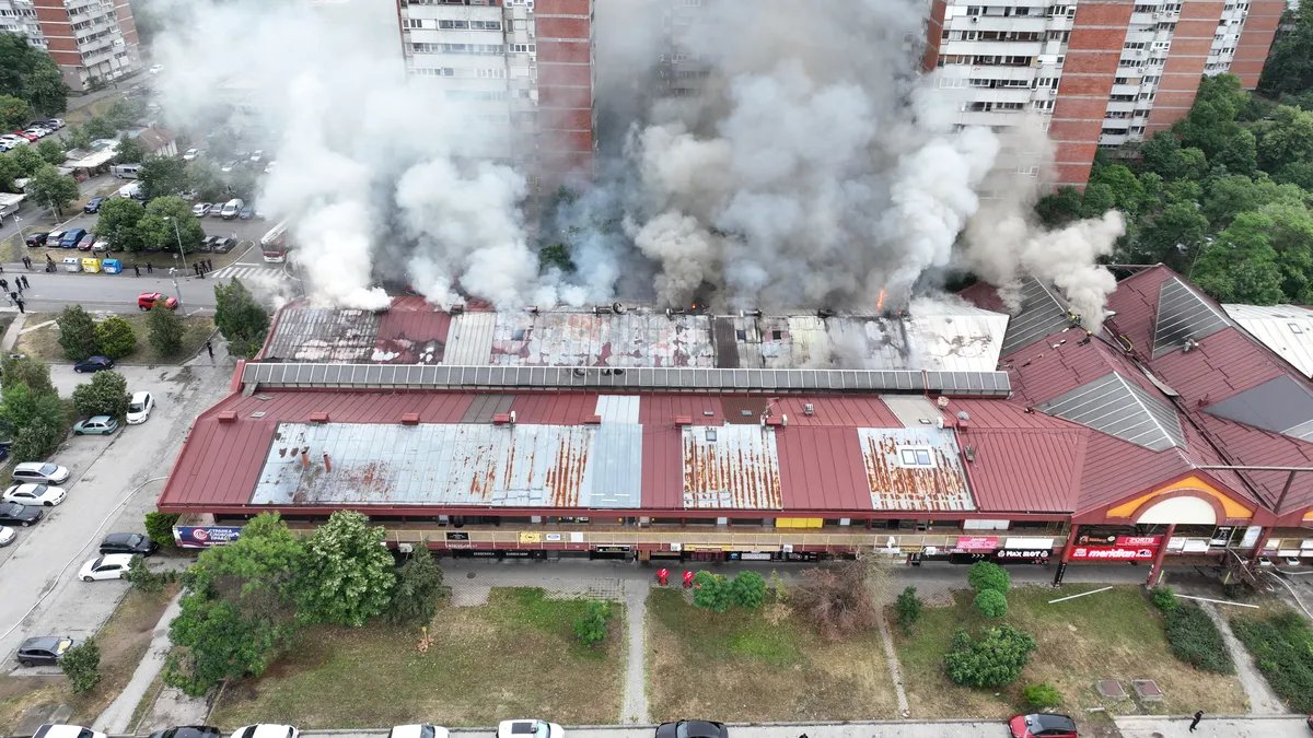 Dramatični prizori požara iz vazduha: Gust dim se nadvio iznad objekta, dron snimio razmere vatrene stihije u tržnom centru "Enjub" FOTO