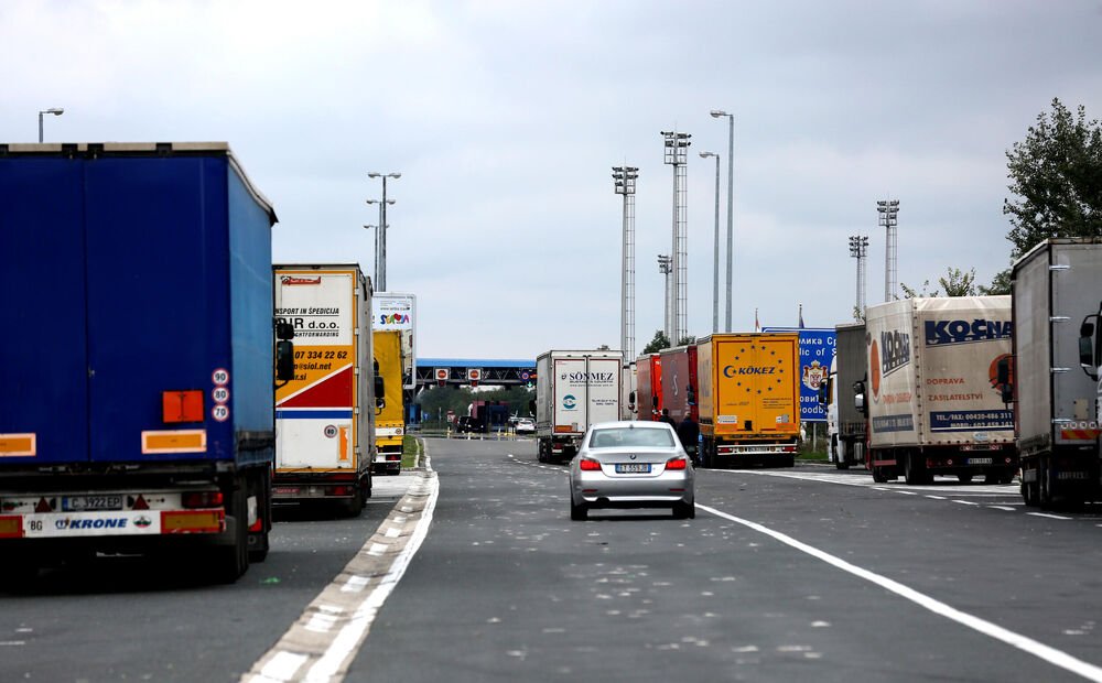 "SRPSKE TABLICE I NALEPNICA DINAMA, DUPLA PRILIKA": Automobil iz Srbije izazvao buru komentara u Hrvatskoj!