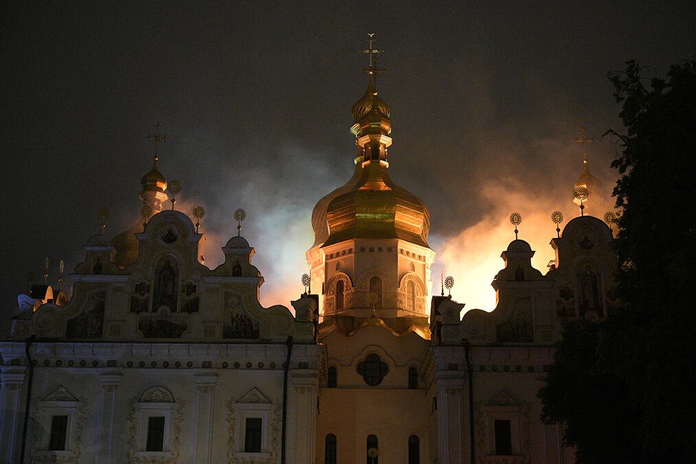 OTKRIVENO STANJE MOŠTIJU I IKONA IZ ZAPALJENE SVETINJE! Kijevsko-pečerska lavra pretrpela težak udarac, sve raspoložive snage gase požar od 800 kvadrata (VIDEO)