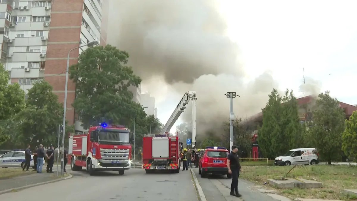 "Prvo što sam pomislila da je neko bacio nešto, da istera ovaj narod": Stanari zgrada u okolini TC Enjub gde je izbio požar (VIDEO)