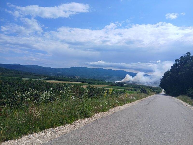 POŽAR SE PROŠIRIO, IDE KA NJIVAMA: Danima gori deponija u Međuhani kod Blaca